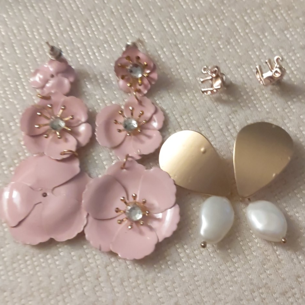 Fashioned earrings/3 pairs